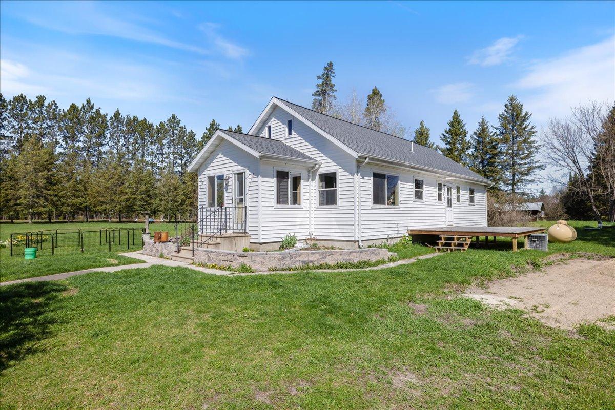 04-Front left side of house.jpg