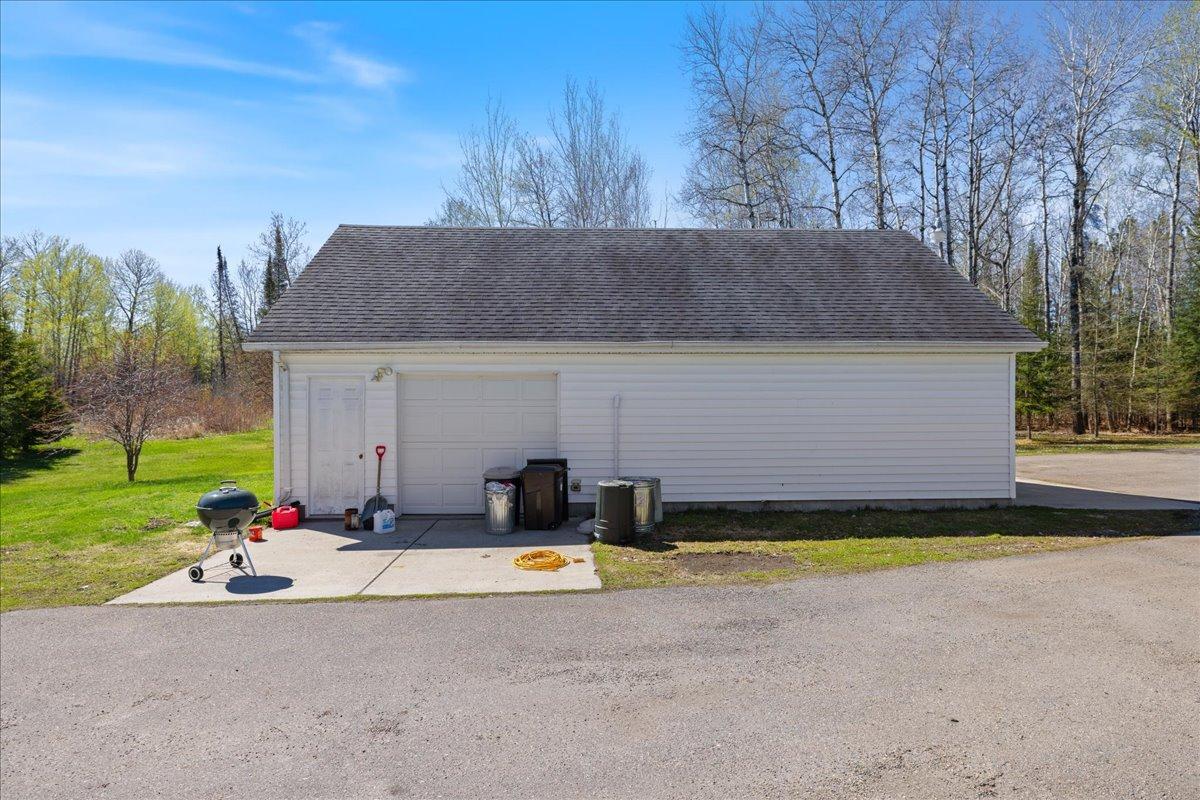 20-Side of garage.jpg
