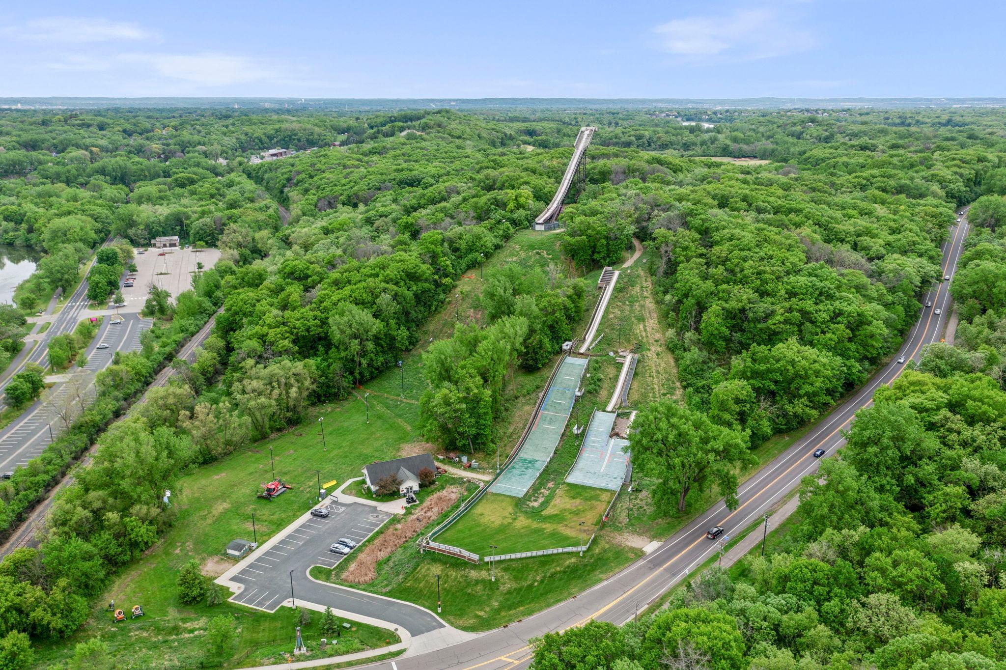 Location Location! Close to so many parks and recreation areas, along with shopping and restaurants!
