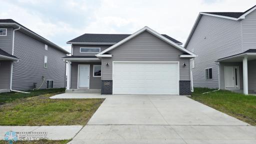 6730 70th Avenue S, Horace, ND 58047