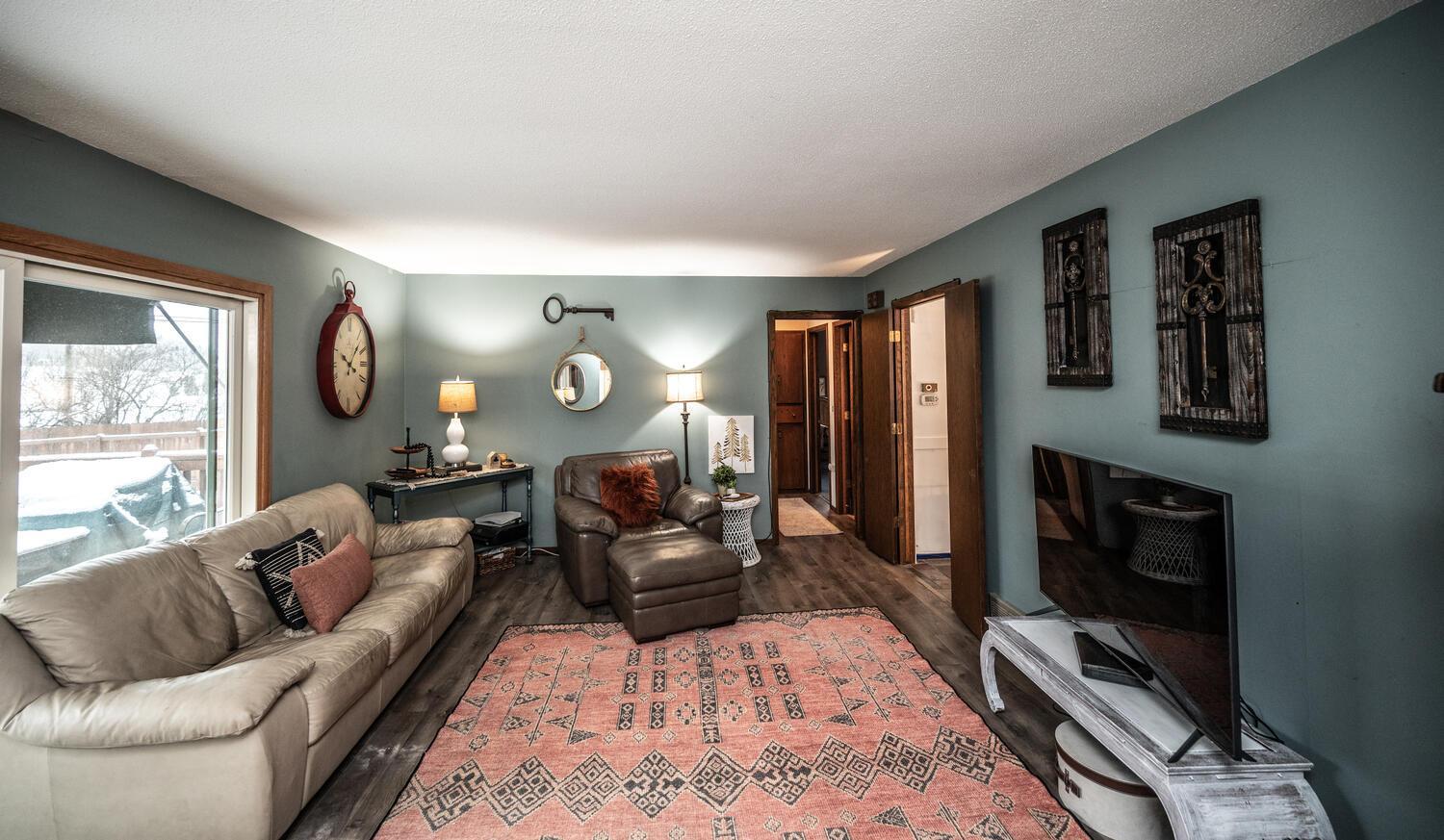 7200 Cornelia Dr Minneapolis-large-011-007-Family Room-1500x874-72dpi.jpg