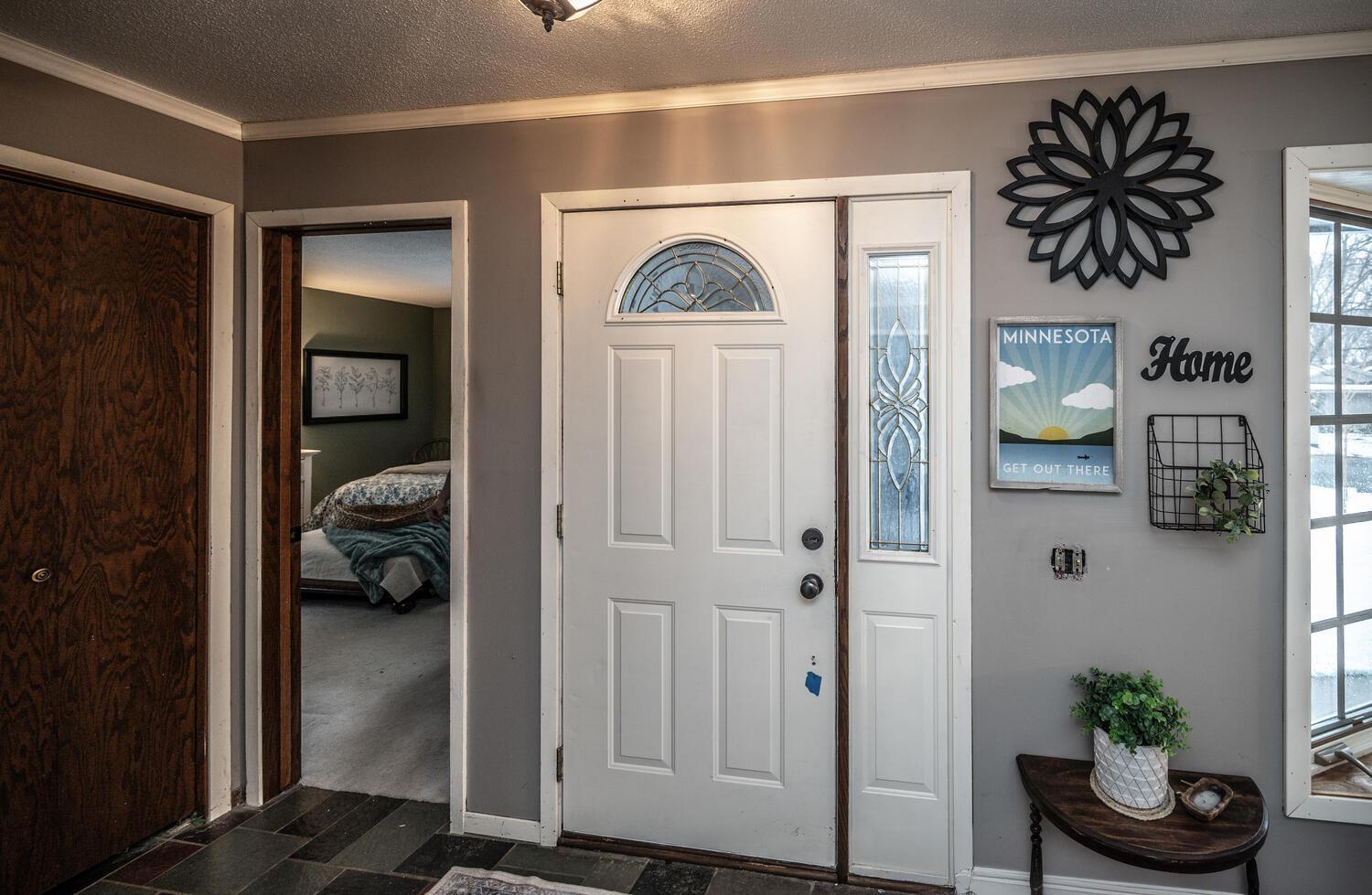 7200 Cornelia Dr Minneapolis-large-002-019-Entryway-1500x980-72dpi.jpg