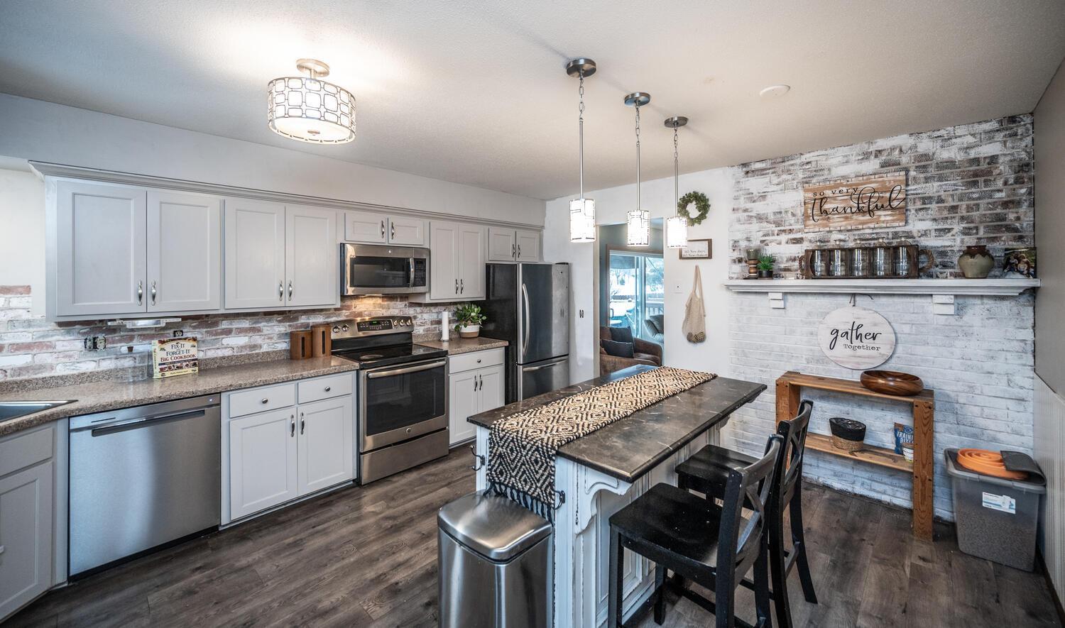 7200 Cornelia Dr Minneapolis-large-008-021-Kitchen-1500x886-72dpi.jpg