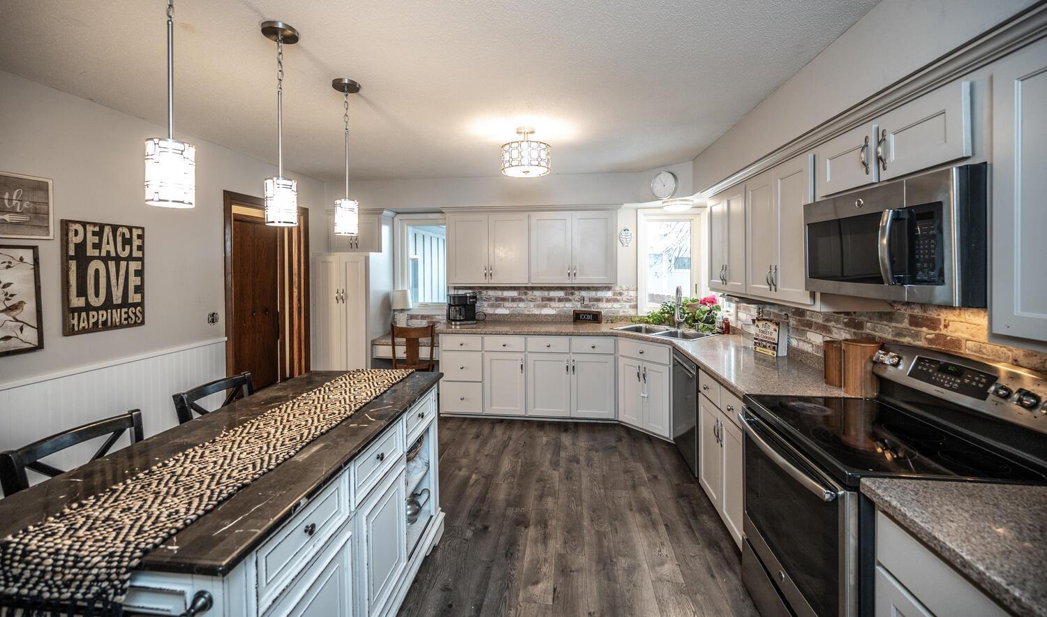 7200 Cornelia Dr Minneapolis-large-009-016-Kitchen-1500x884-72dpi.jpg