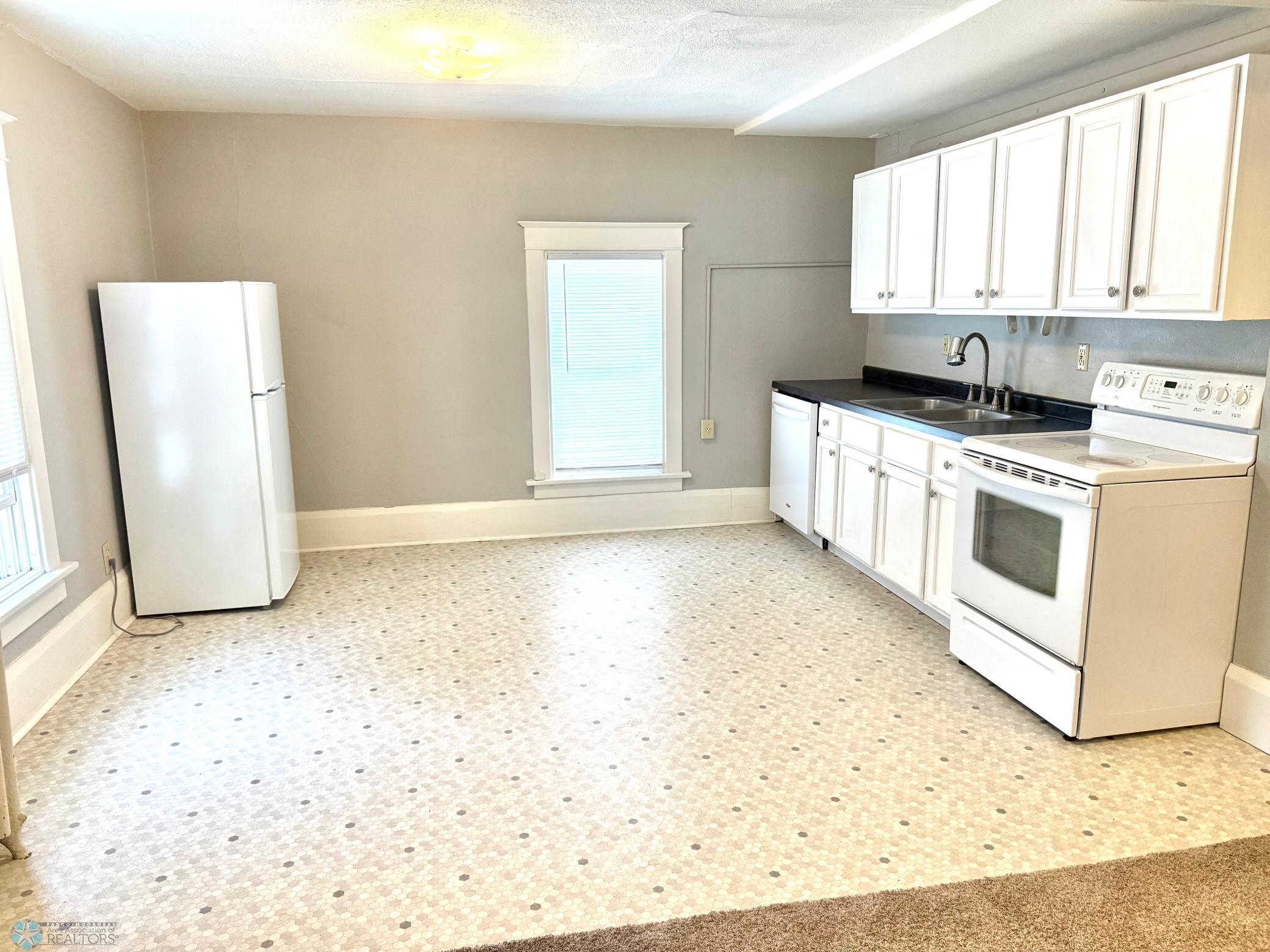 Vacant - newer stove & DW