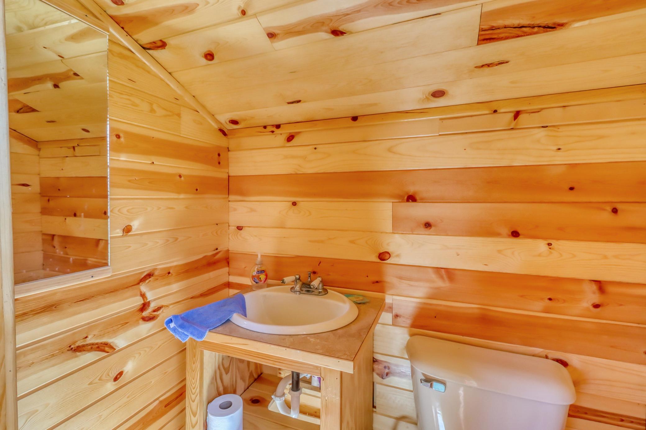 Garage_living space_bathroom1_1.jpg