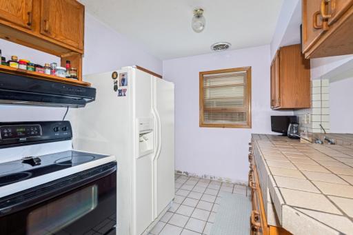 08_583646thAveS_177001_Kitchen_DownloadforMLS_2000x1333.jpg