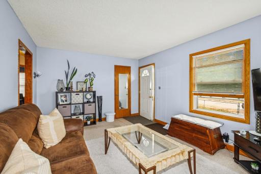 05_583646thAveS_165_LivingRoom_DownloadforMLS_2000x1333.jpg