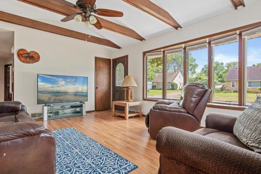 1349 Belmont Lane E, Saint Paul, MN 55109