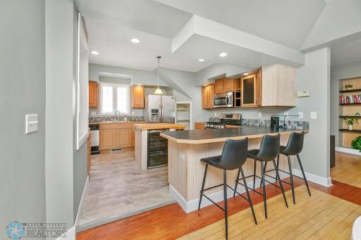 Eat-in kitchen with breakfast bar peninsula