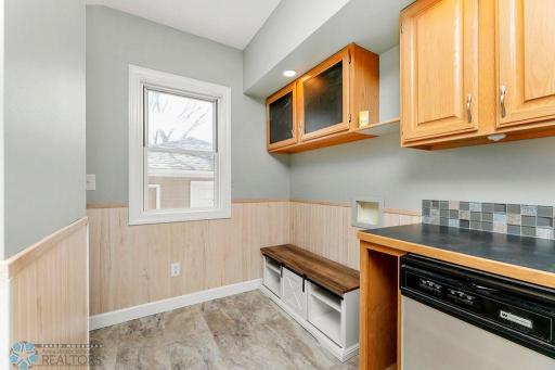 Dropzone from back entry. Laundry hookups available.