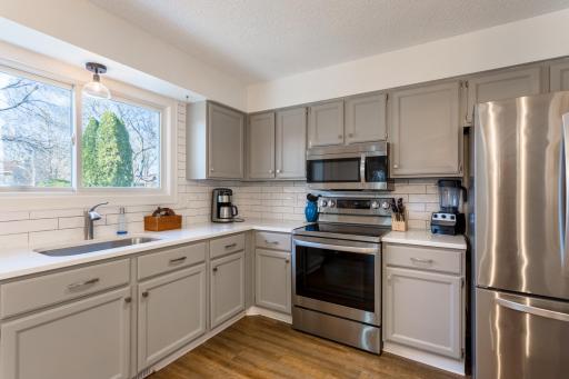9850 Garrison Way, Eden Prairie, MN 55347