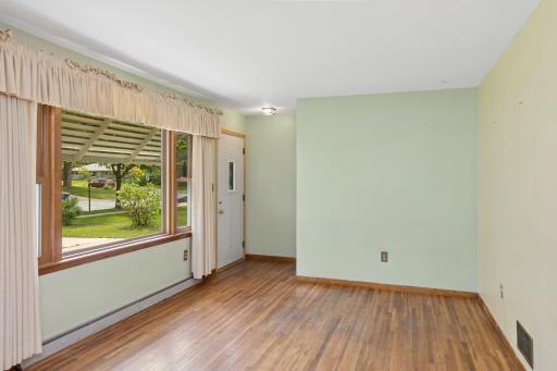 02_6117thStE_1_LivingRoom_DownloadforMLS_2000x1333.jpg