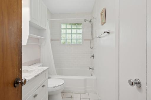 16_6117thStE_8_Bathroom_DownloadforMLS_2000x1333.jpg