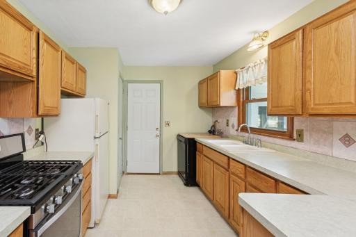 06_6117thStE_5_Kitchen_DownloadforMLS_2000x1333.jpg