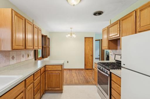 07_6117thStE_92_KitchenDiningRoom_DownloadforMLS_2000x1333.jpg