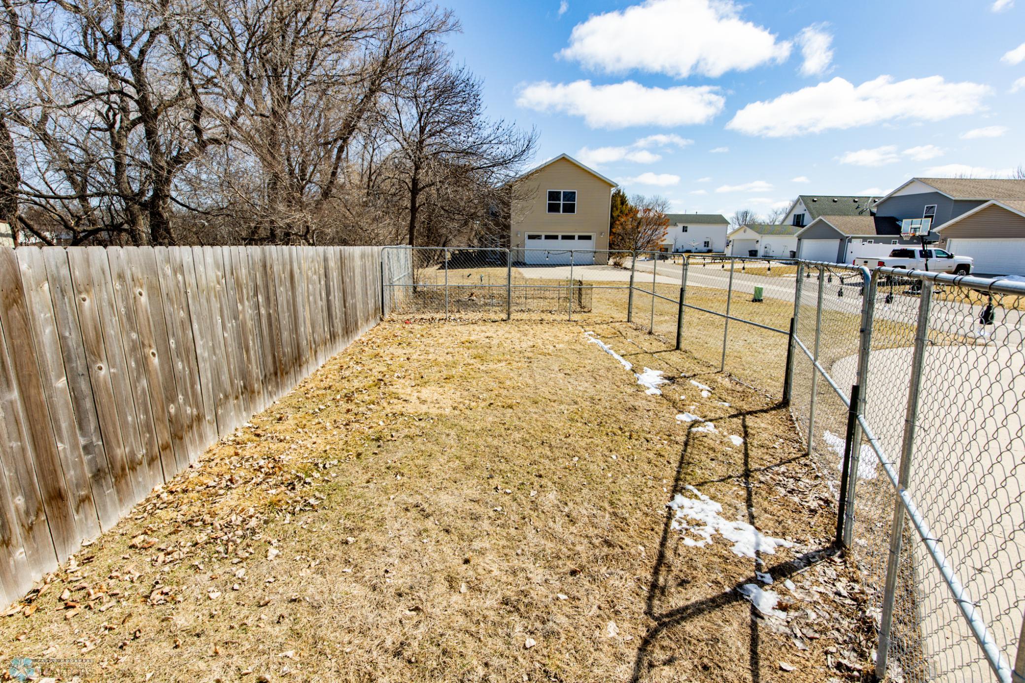 Fenced area / dog kennel