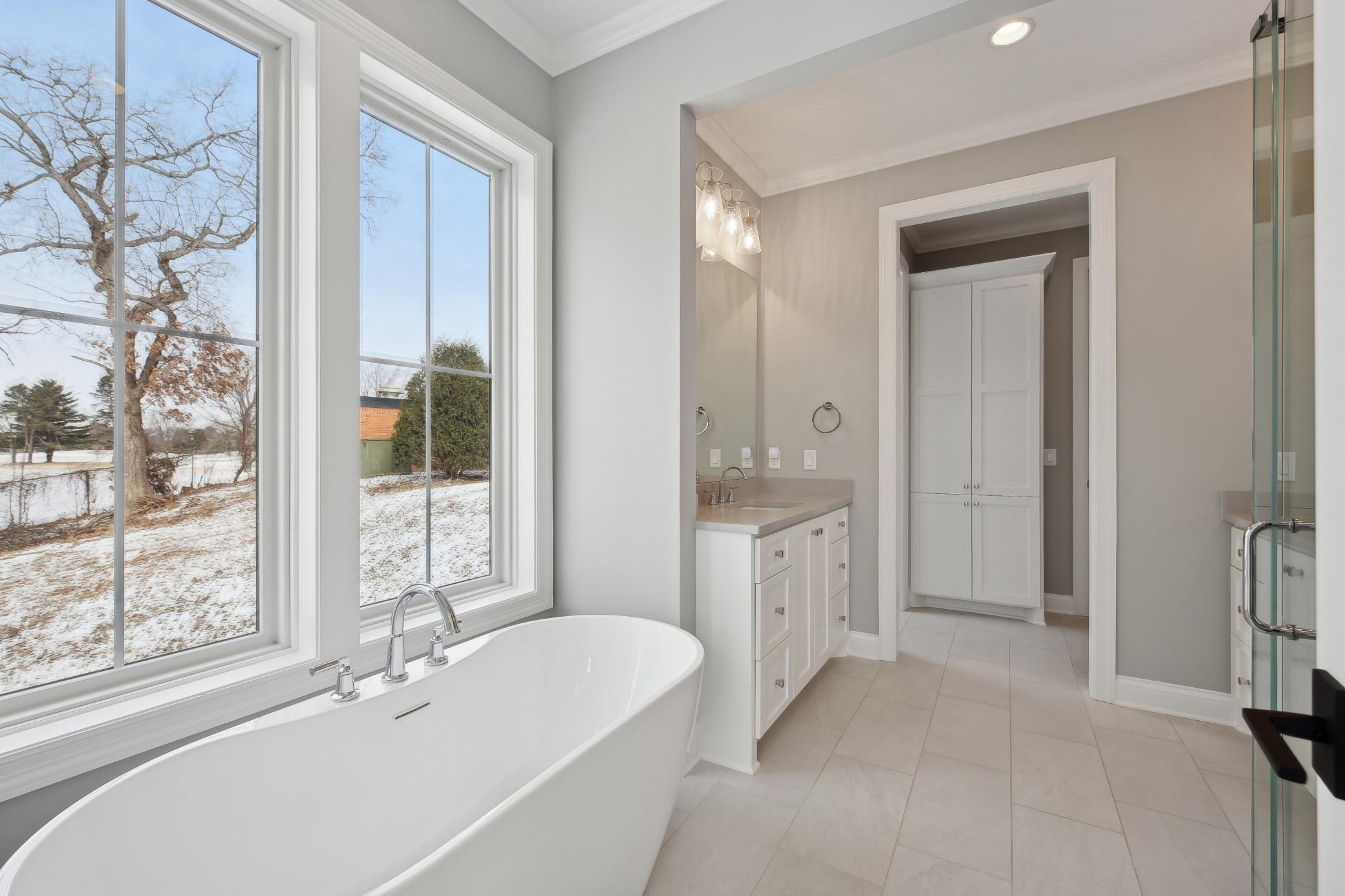 Private en-suite with soaking tub
