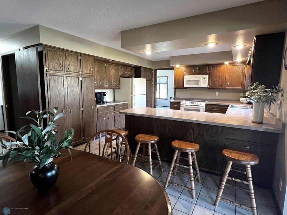 20 - Kitchen Counter.jpg