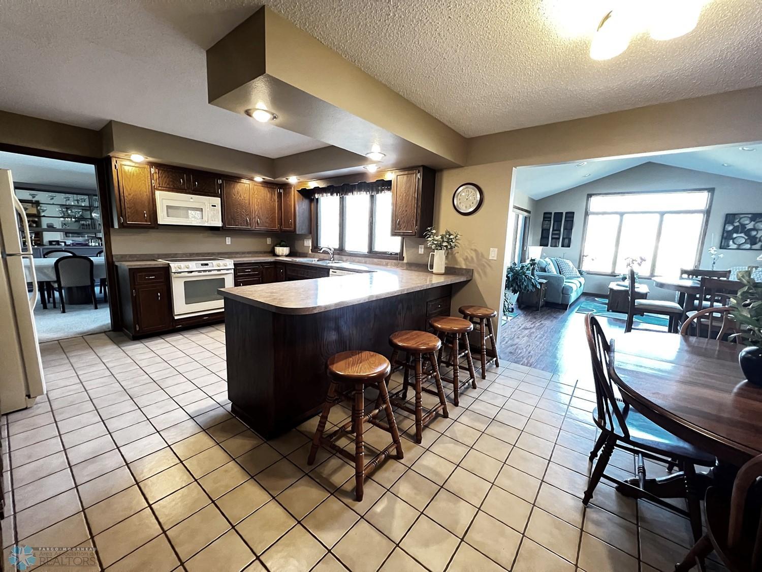 21 - Kitchen Sunroom.jpg