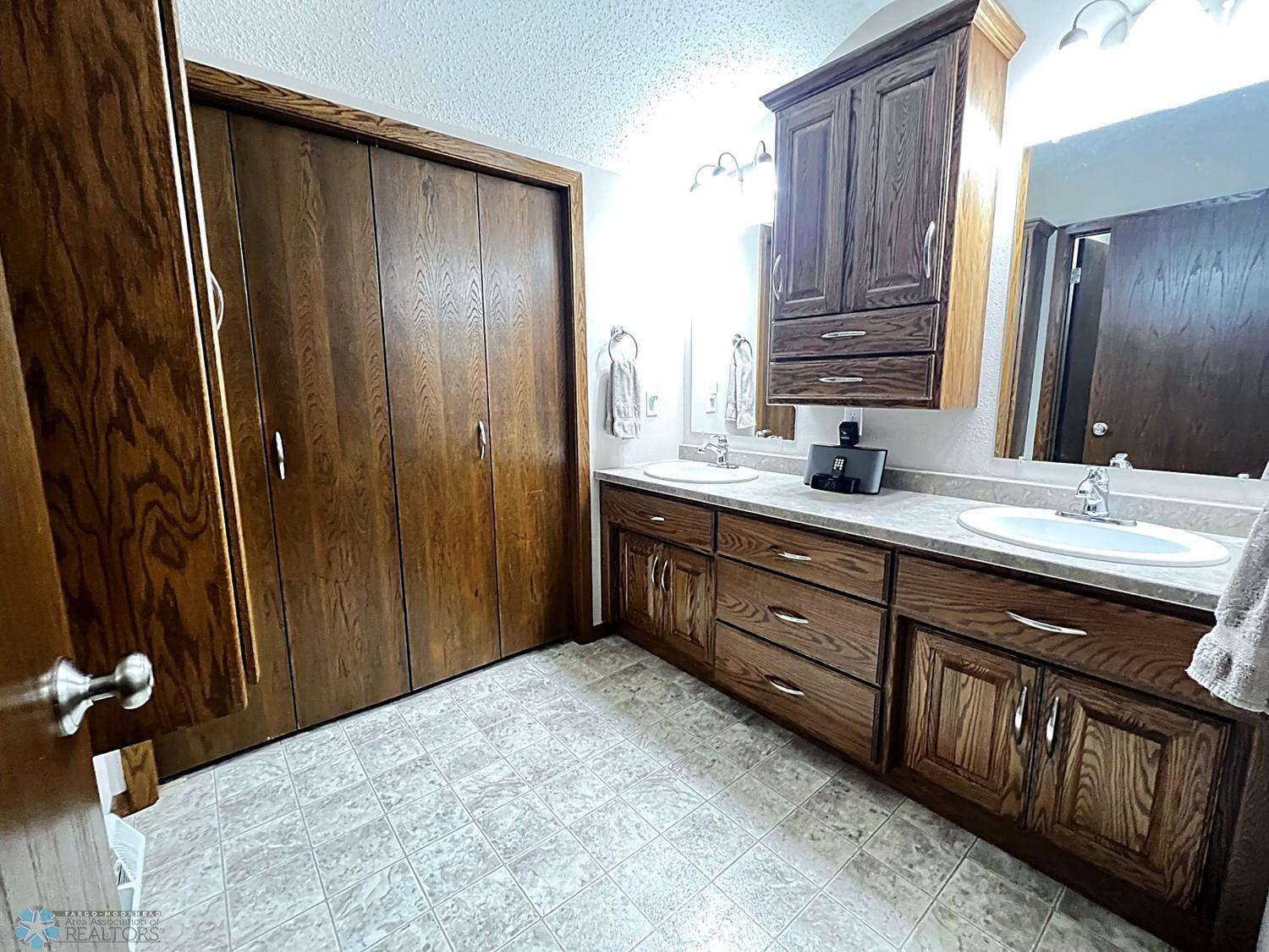 33 - Full Bath.jpg