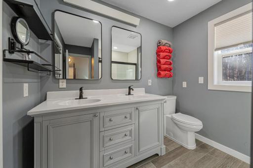 49 Main bathroom.jpg