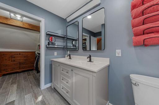 51 Main bathroom.jpg