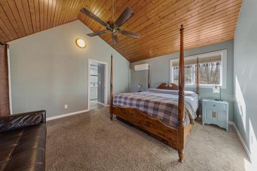 46 Main bedroom.jpg
