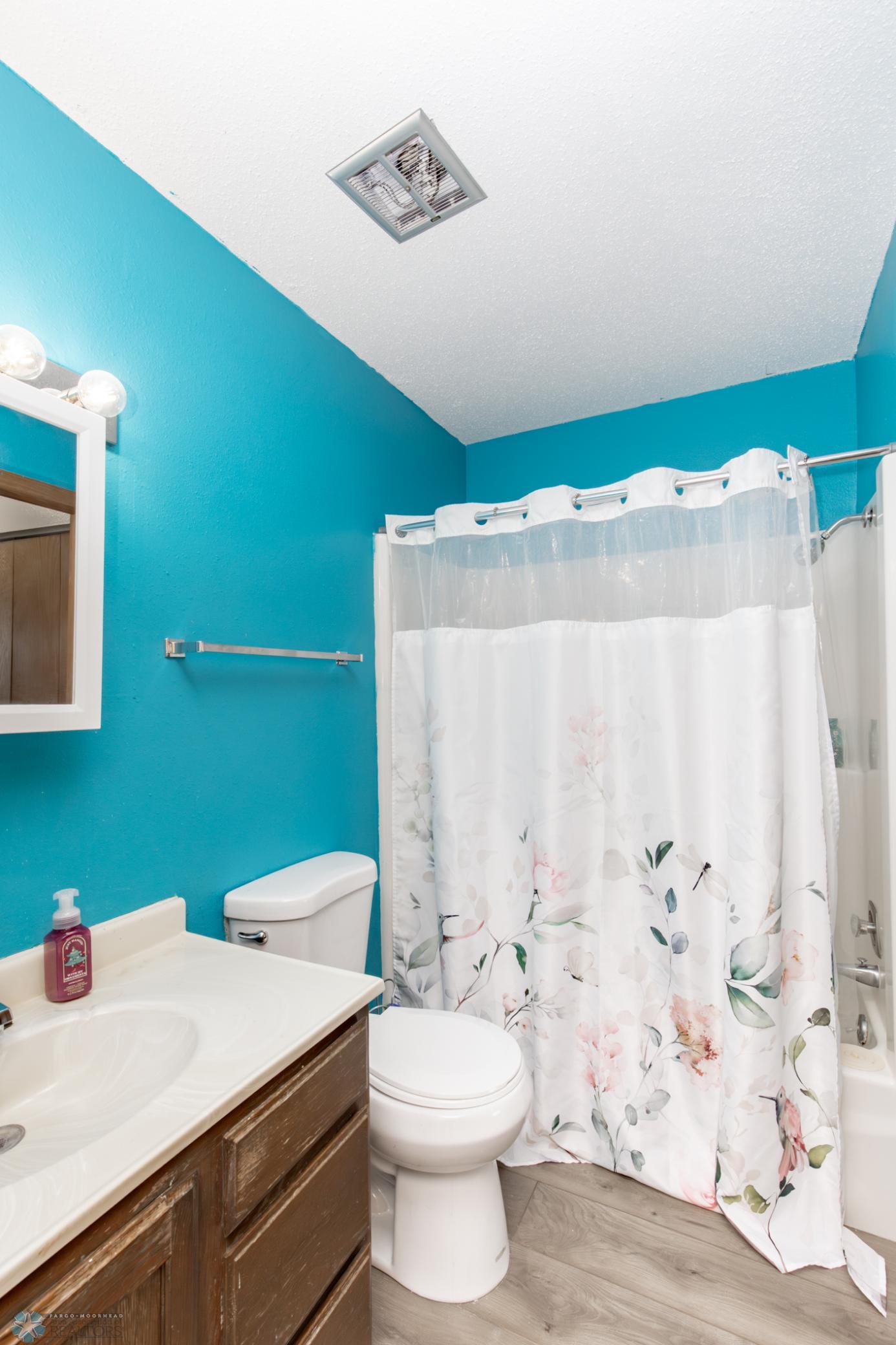 UPPER LEVEL FULL BATH