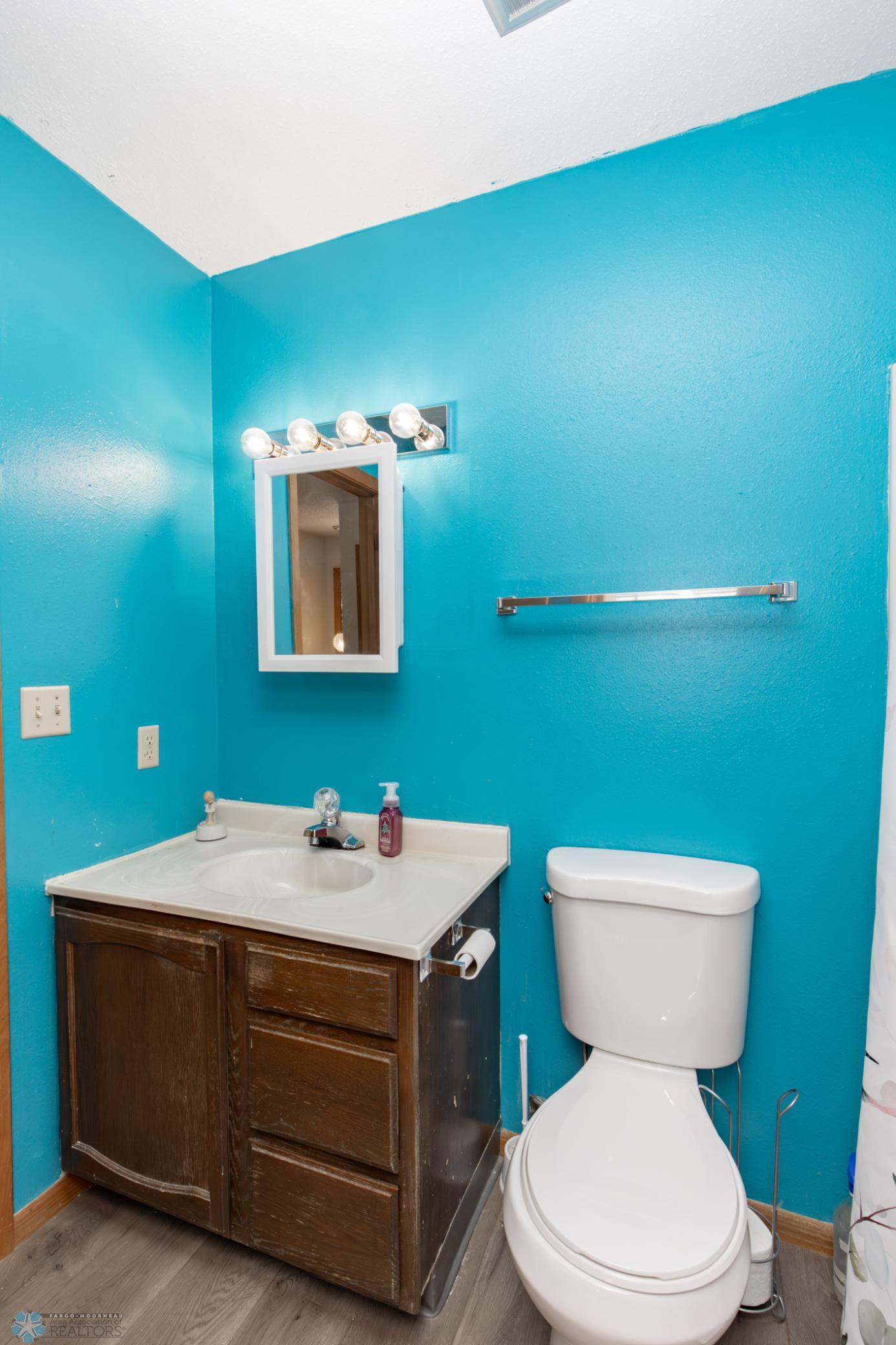 UPPER LEVEL FULL BATH