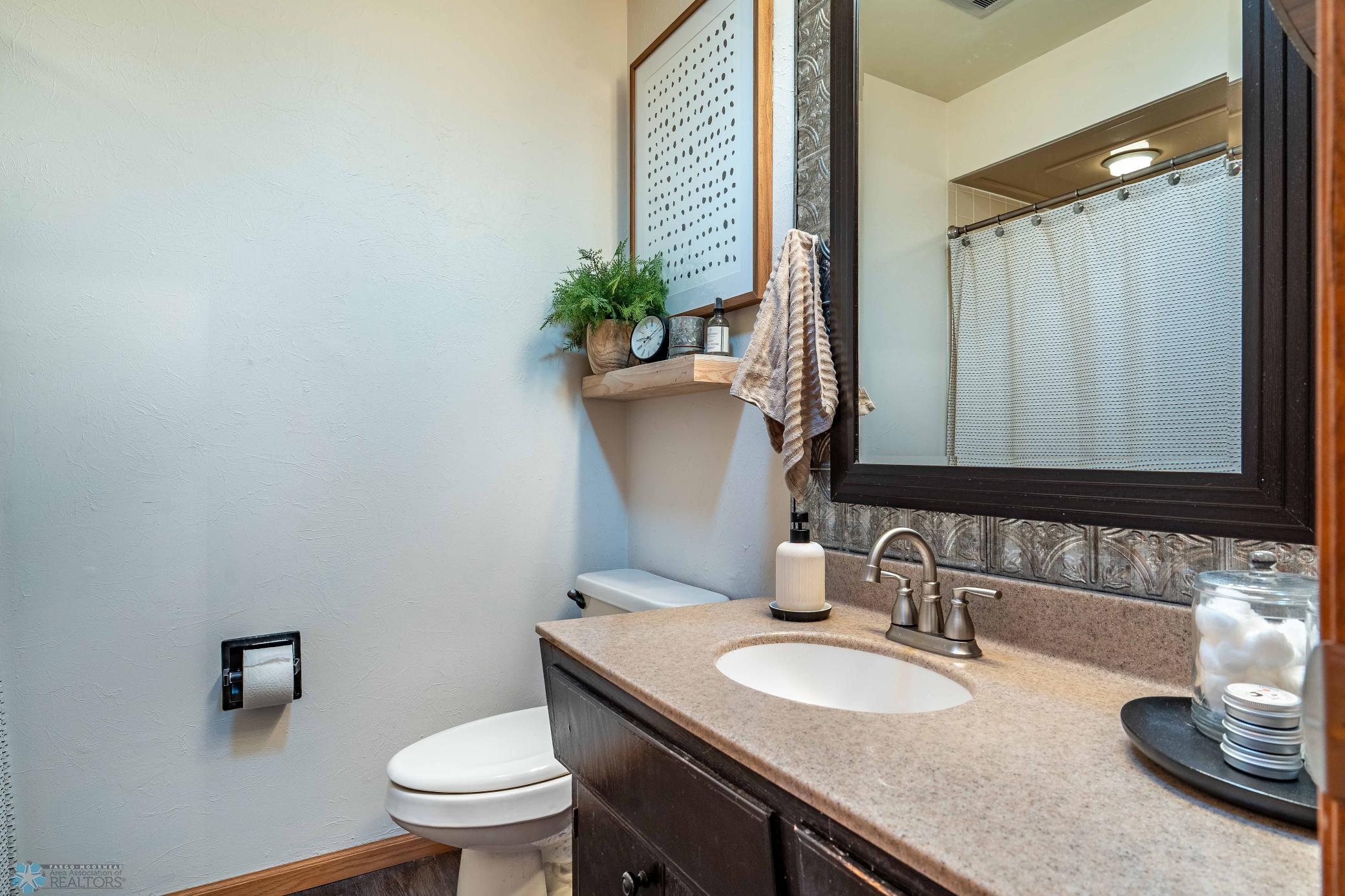 Main floor full bathroom