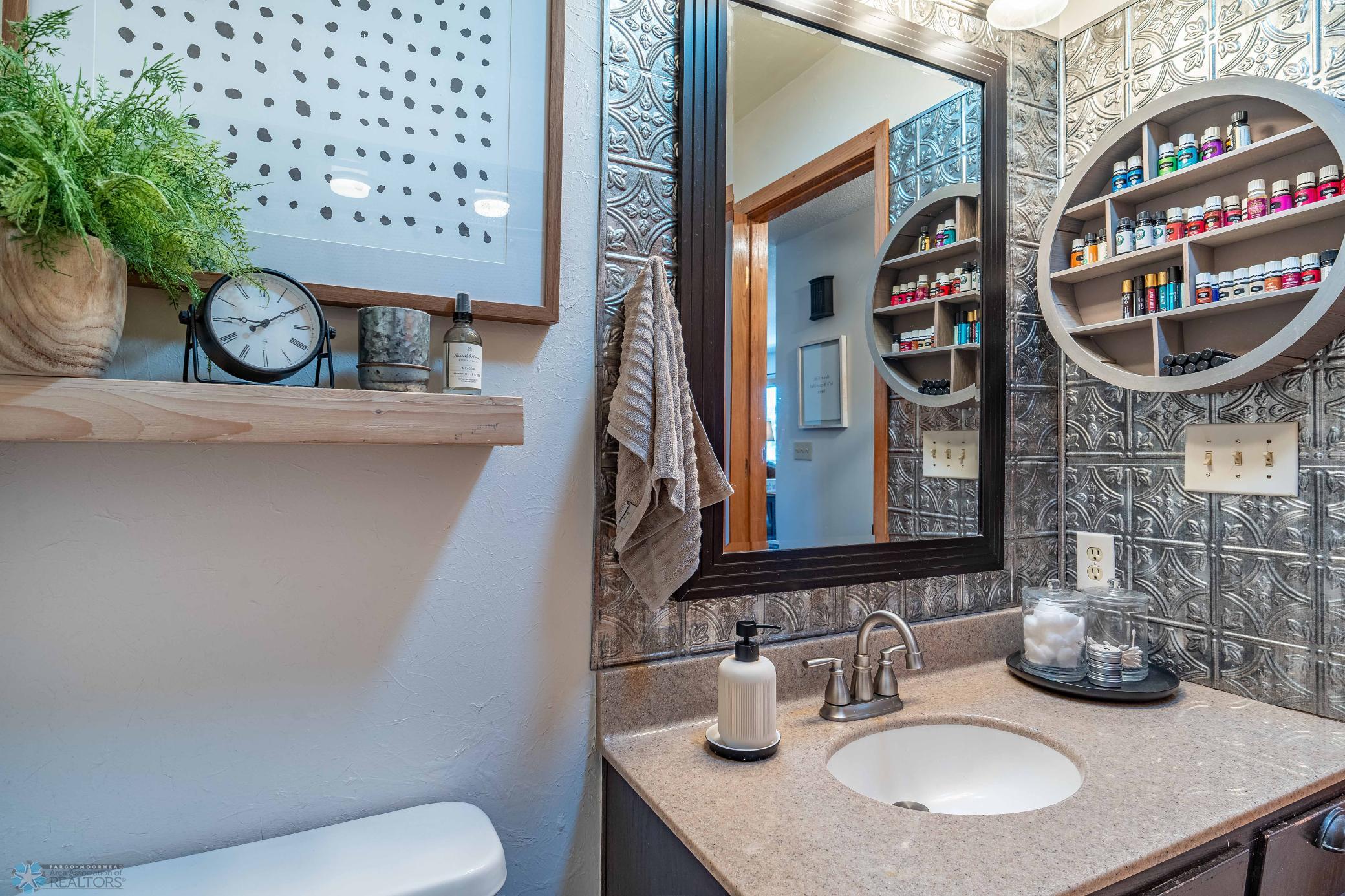 Main floor full bathroom