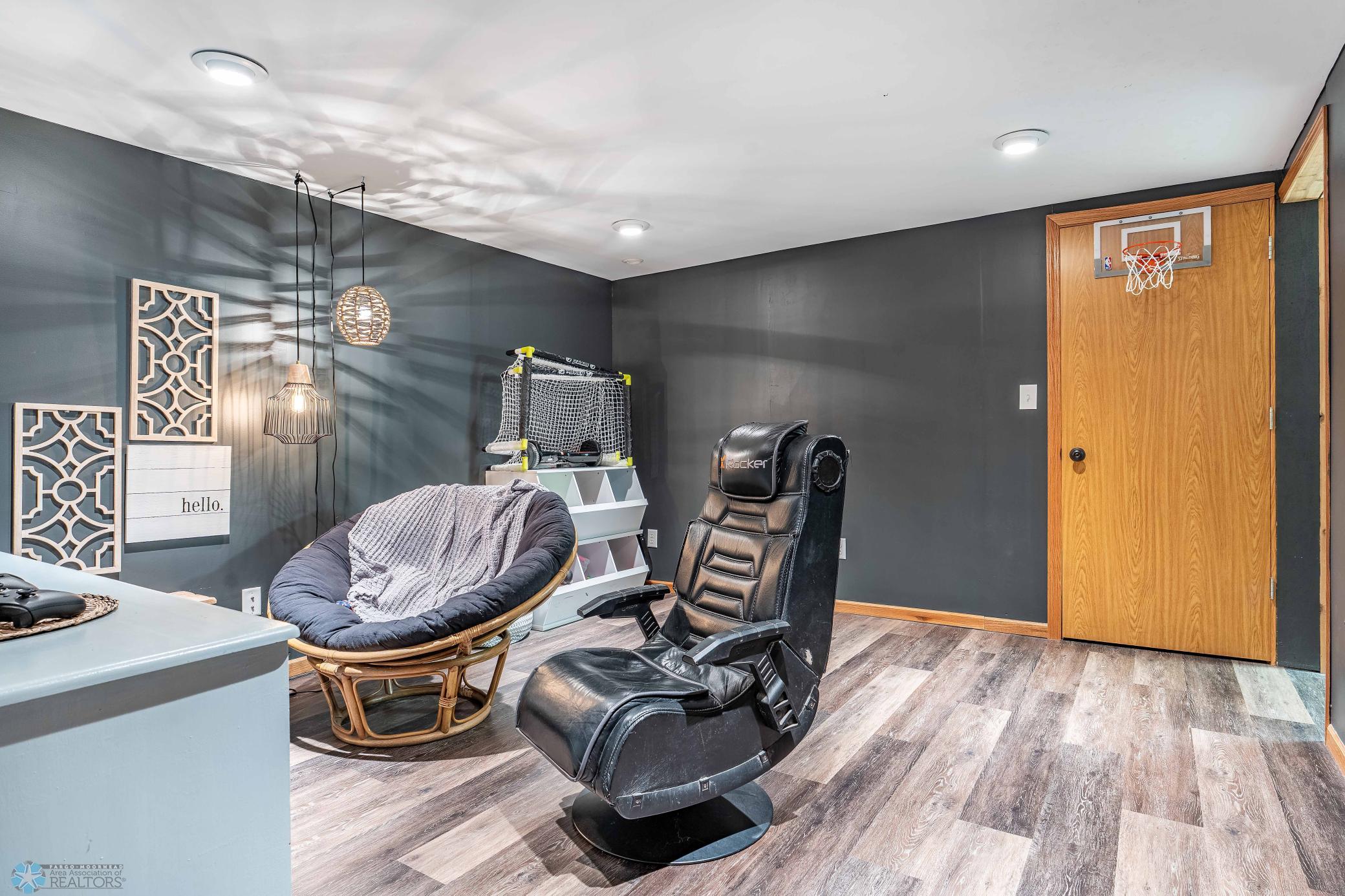 Game Room/Office/Toy room >>