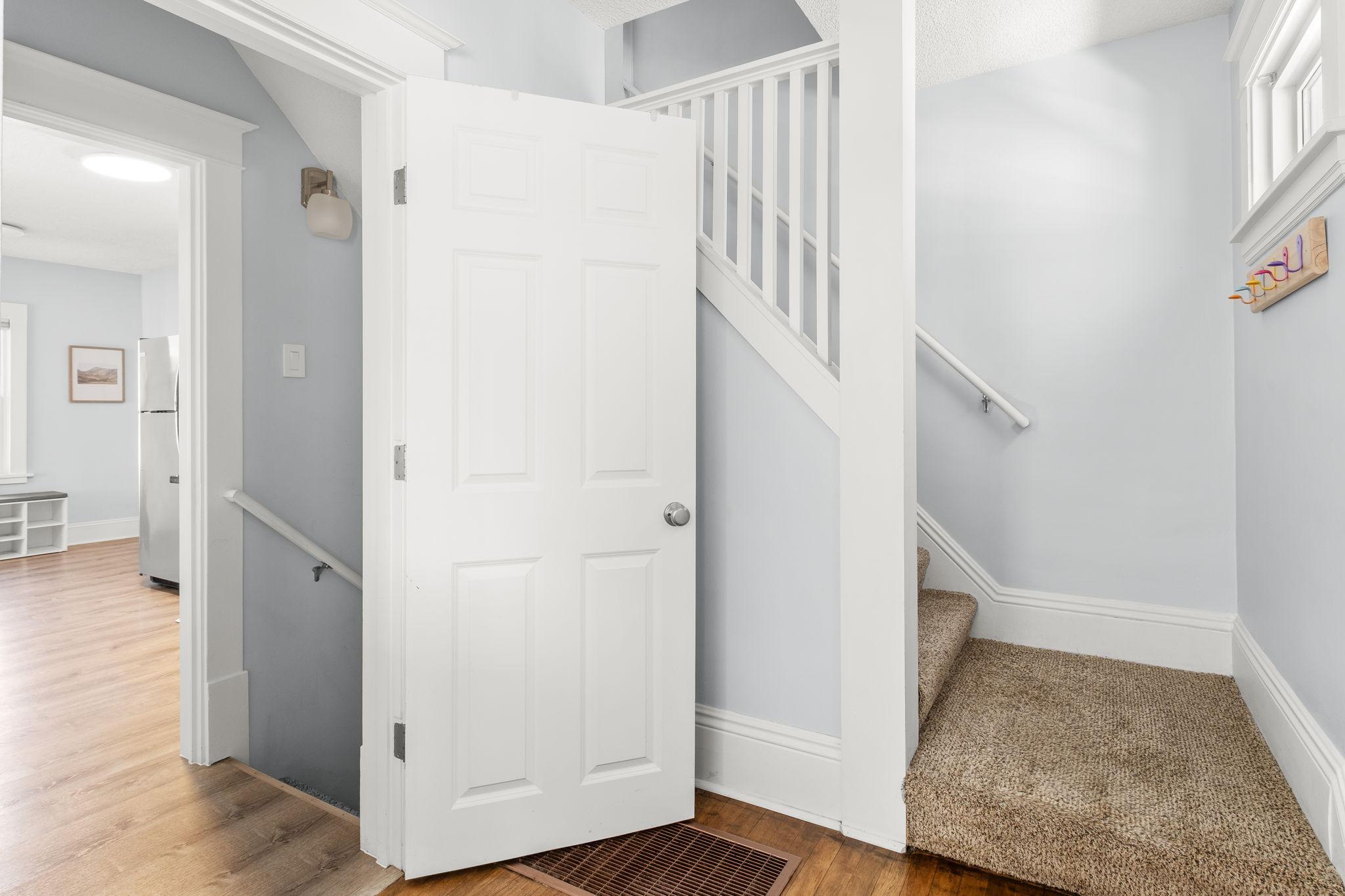 16-web-or-mls-3932 44th Ave S-0016.jpg