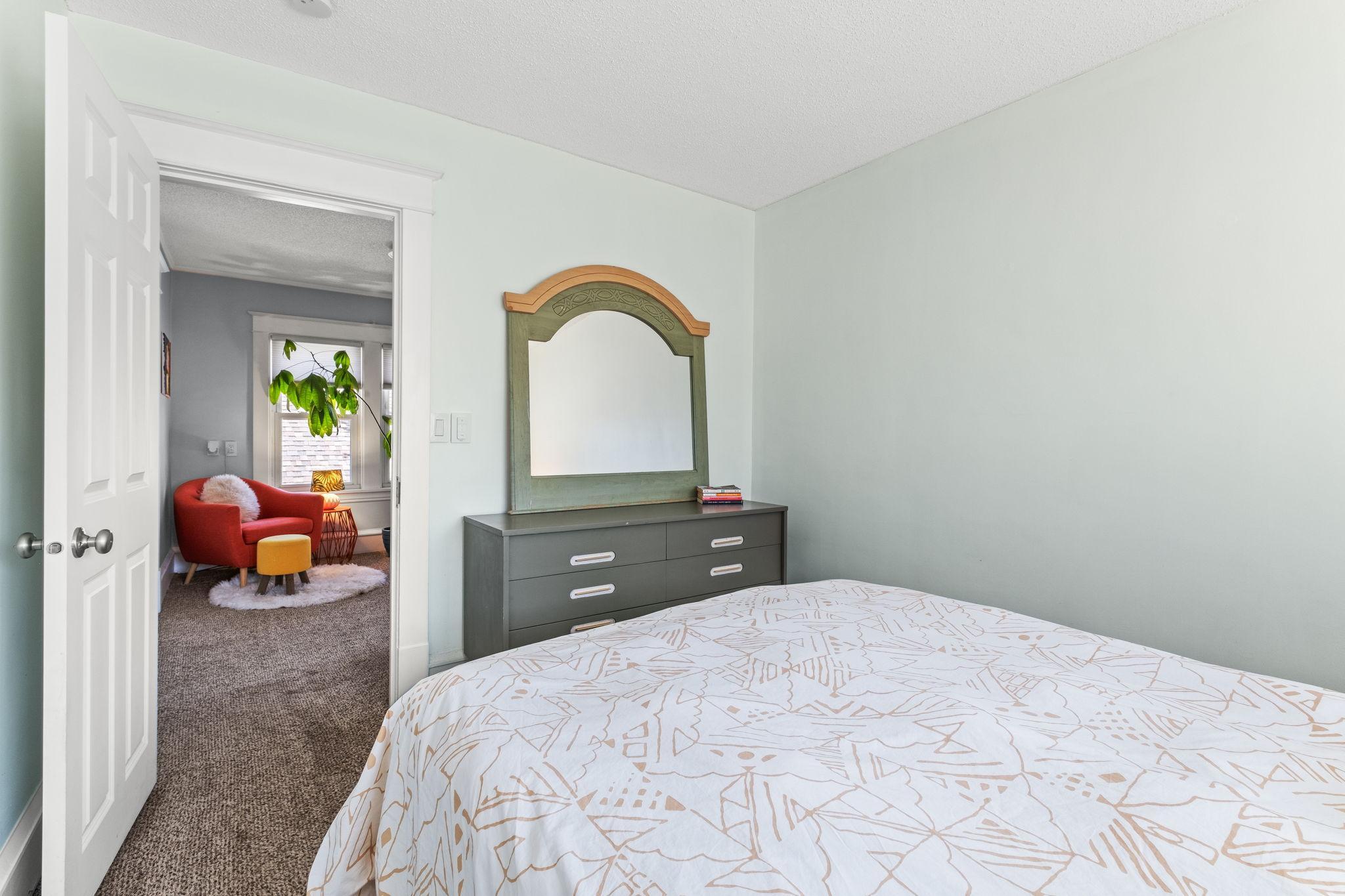 19-web-or-mls-3932 44th Ave S-0019.jpg