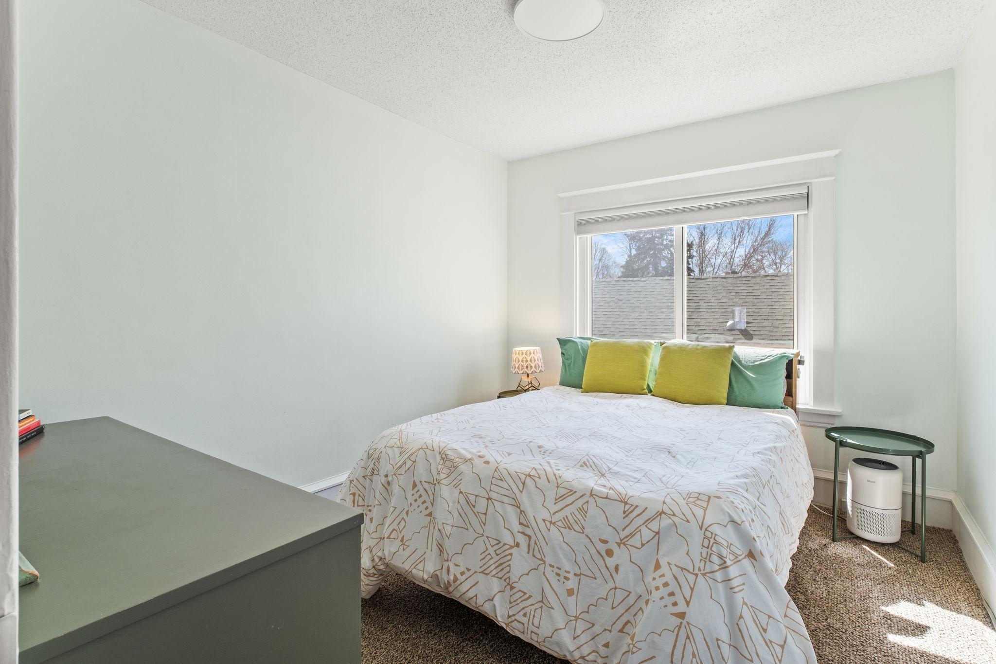 18-web-or-mls-3932 44th Ave S-0018.jpg