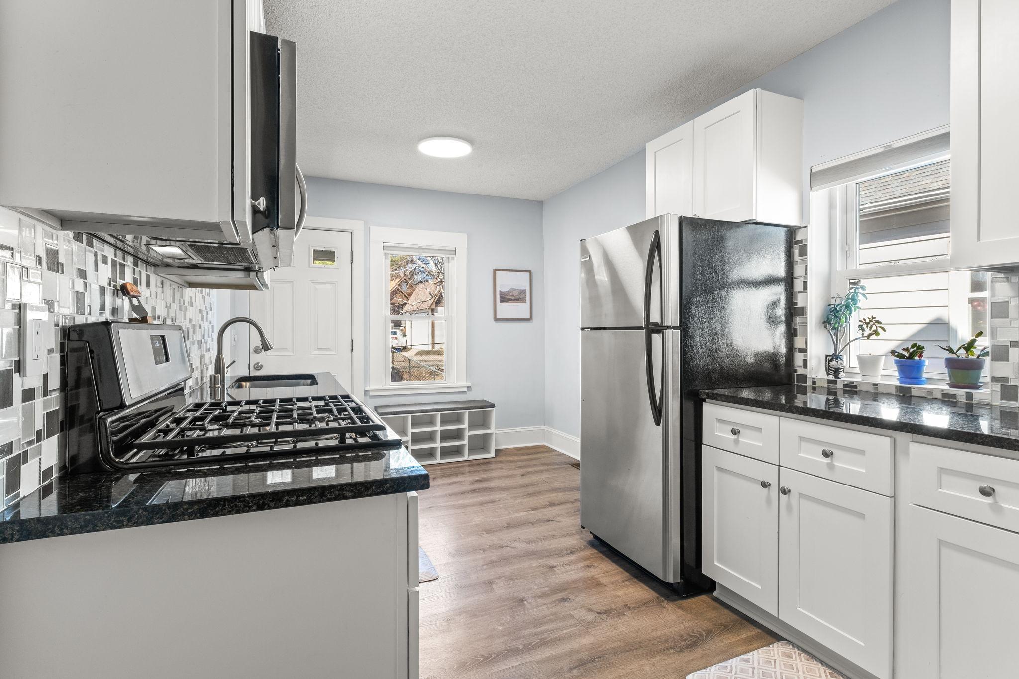12-web-or-mls-3932 44th Ave S-0012.jpg