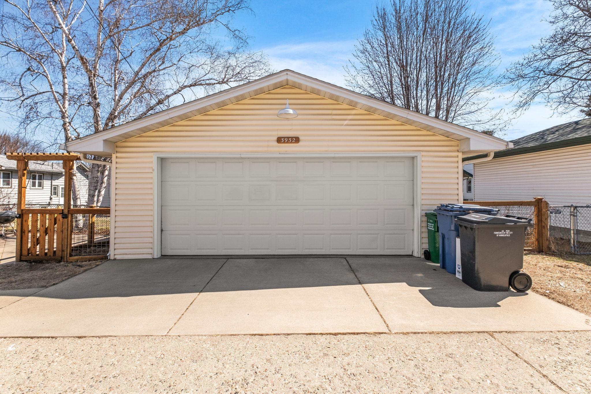 33-web-or-mls-3932 44th Ave S-0033.jpg