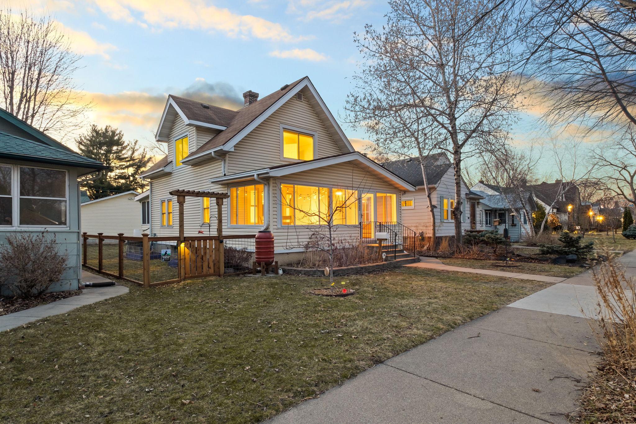 3-web-or-mls-3932 44th Ave S-0003.jpg