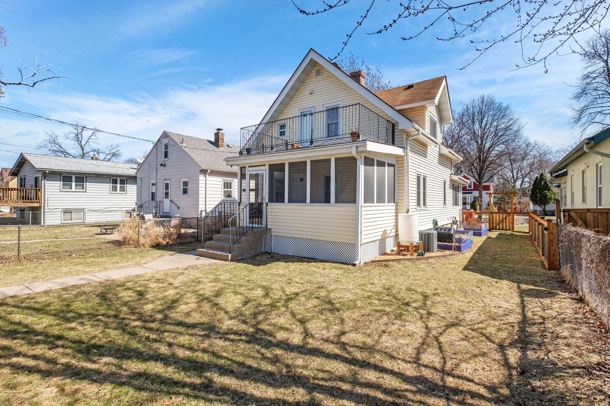 31-web-or-mls-3932 44th Ave S-0031.jpg
