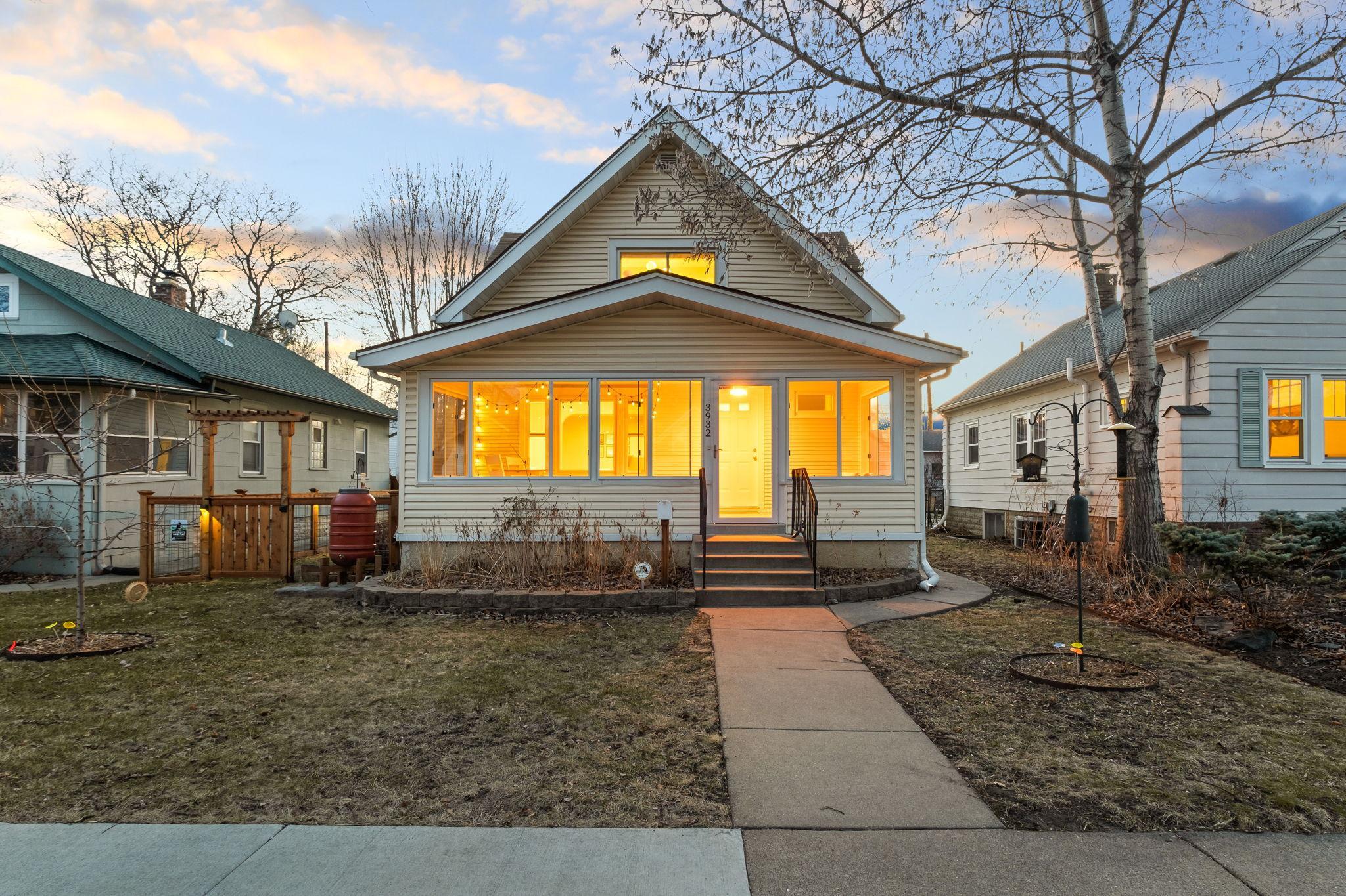 1-web-or-mls-3932 44th Ave S-0001.jpg