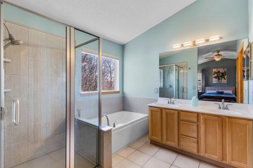 Primary en-suite with jetted tub, double sink and separate shower