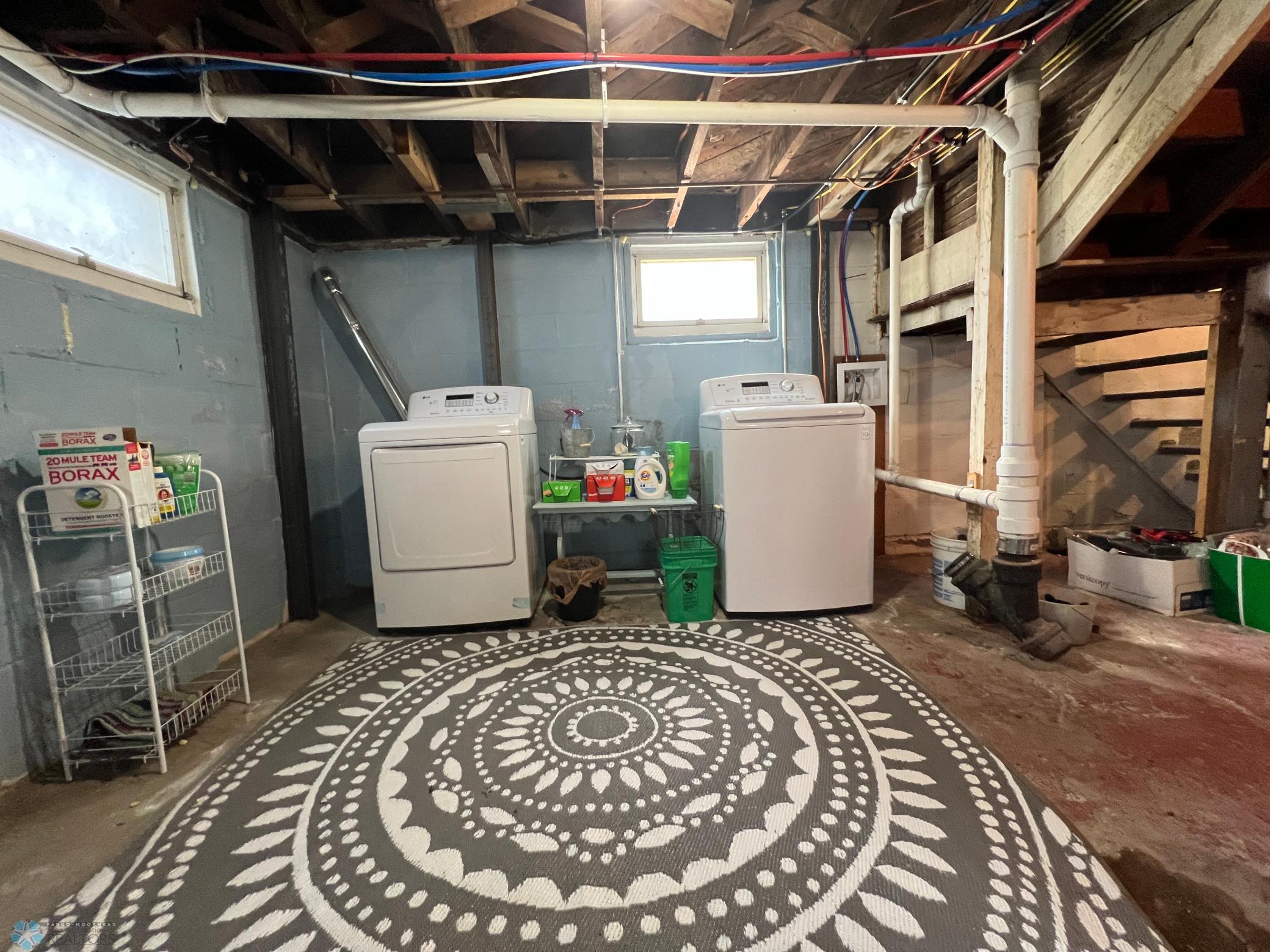 Washer/Dryer included!