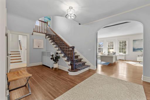 1919 Mount Curve Avenue, Minneapolis, MN 55403
