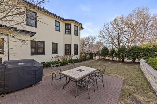 1919 Mount Curve Avenue, Minneapolis, MN 55403