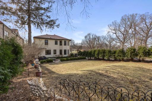1919 Mount Curve Avenue, Minneapolis, MN 55403