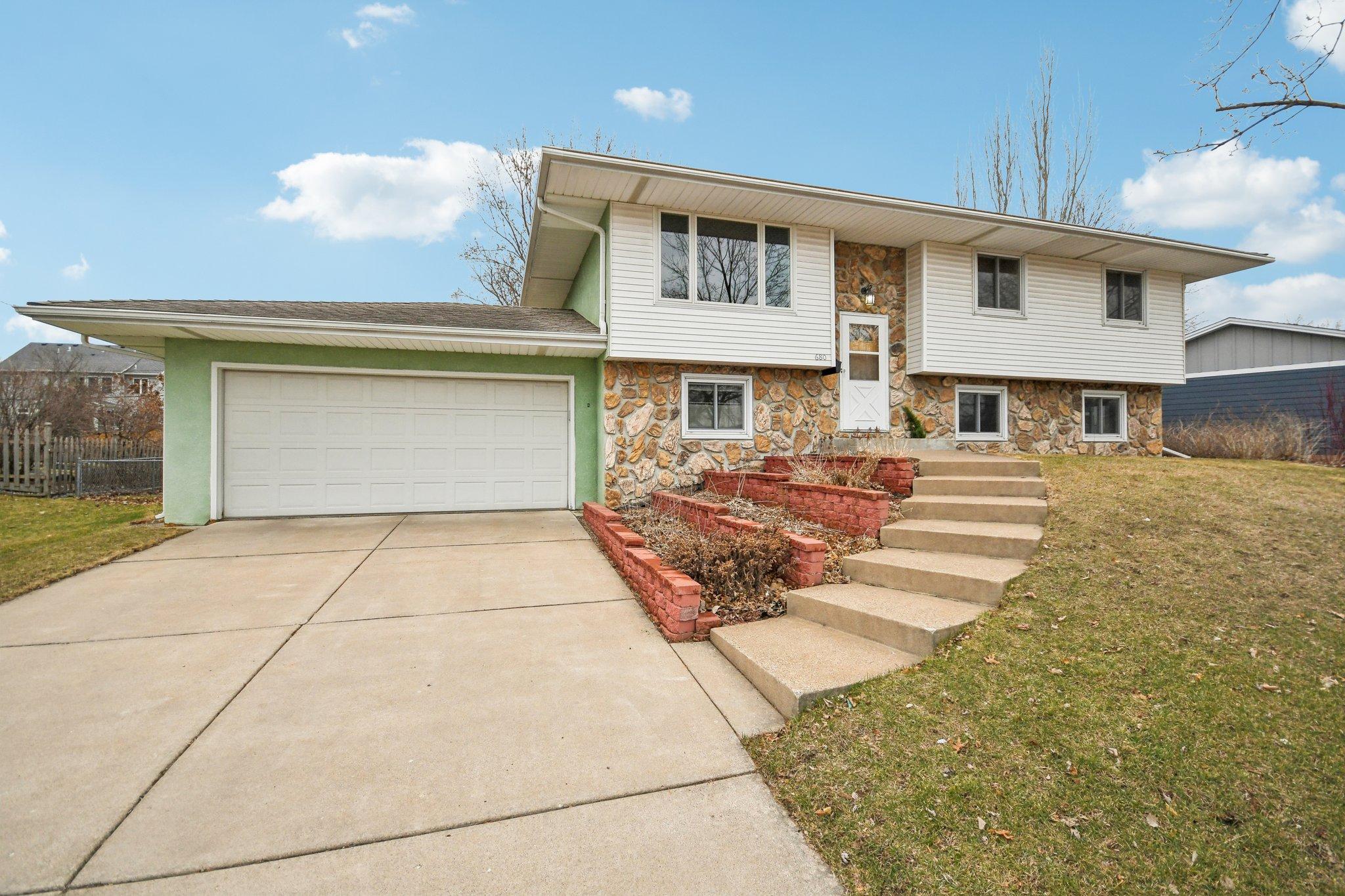 2-web-or-mls-Iona Ln-1104-002.jpg