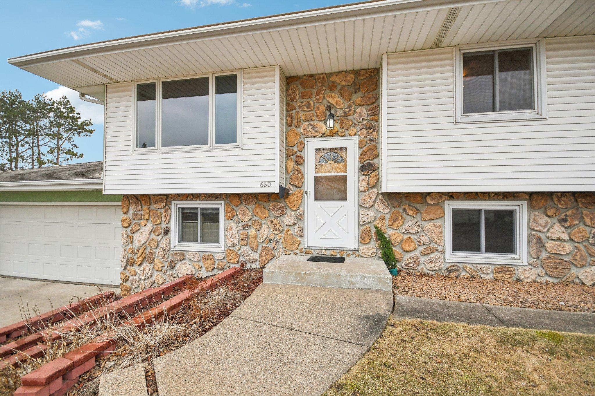 7-web-or-mls-Iona Ln-1104-007.jpg