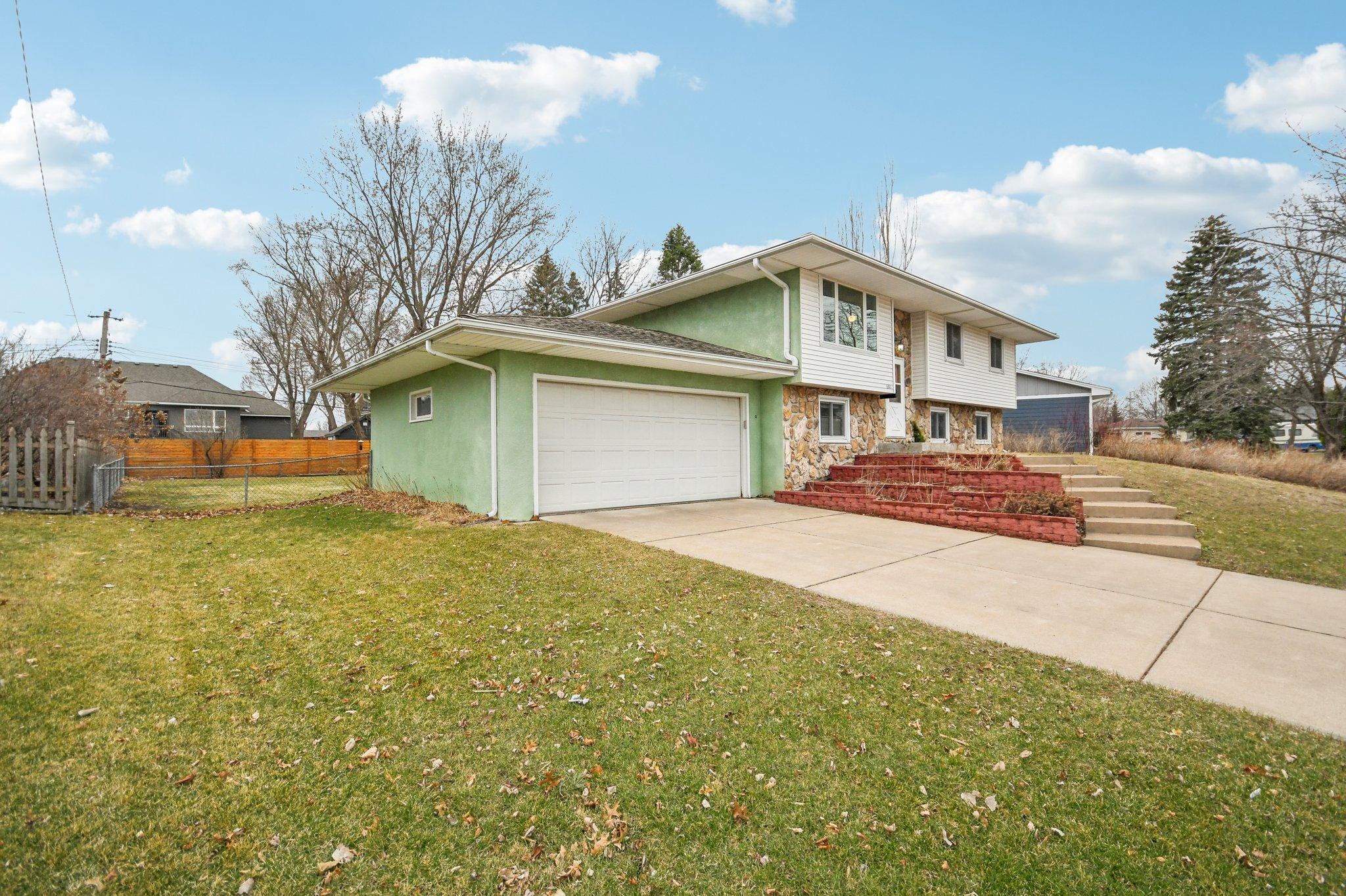 3-web-or-mls-Iona Ln-1104-003.jpg
