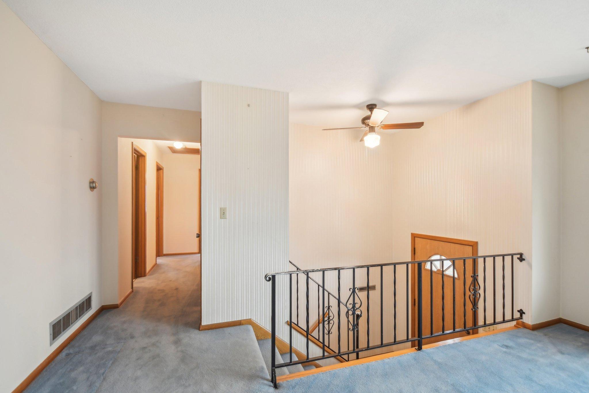46-web-or-mls-Iona Ln-1104-040.jpg